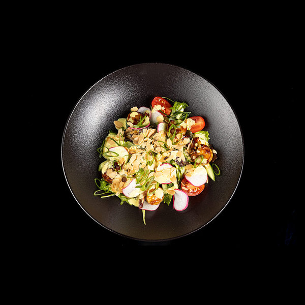 Dārzeņu salāti ar tīģergarnelēm, karija mērci un mandeļu skaidiņām