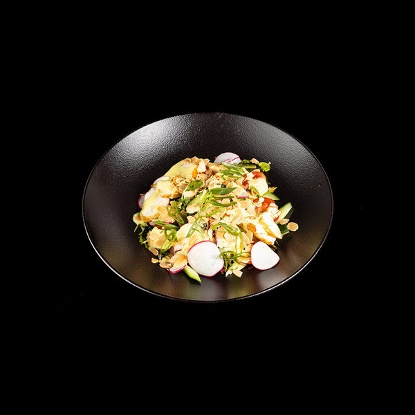 Dārzeņu salāti ar vistu, karija mērci un mandeļu skaidiņām