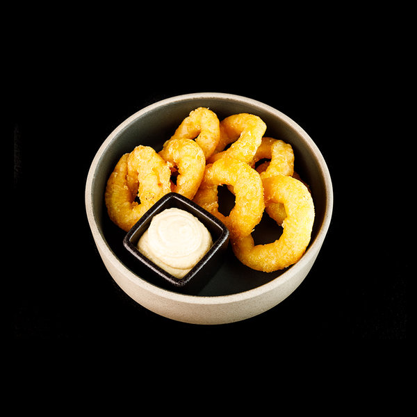 Kalmāru gredzeni ar ķiploku mērci