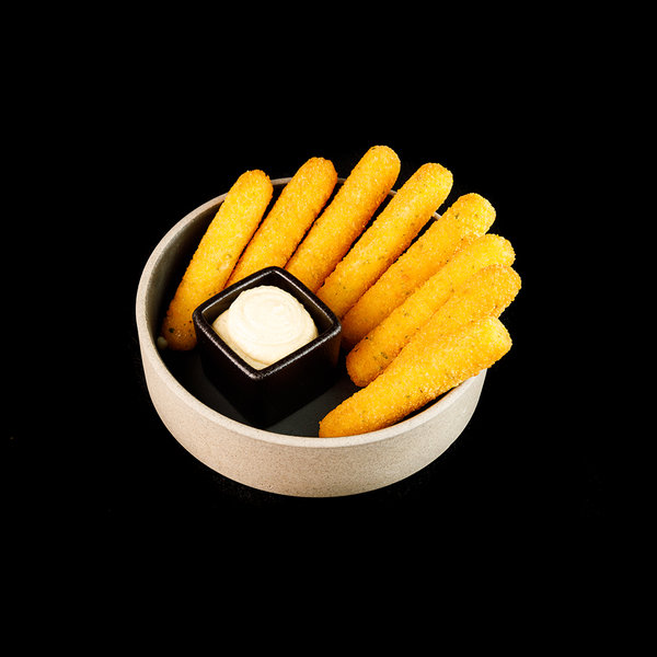 Mocarellas siera nūjiņas panējumā ar ķiploku mērci