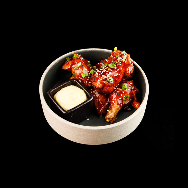 Pikantie vistu spārniņi ar ķiploku mērci