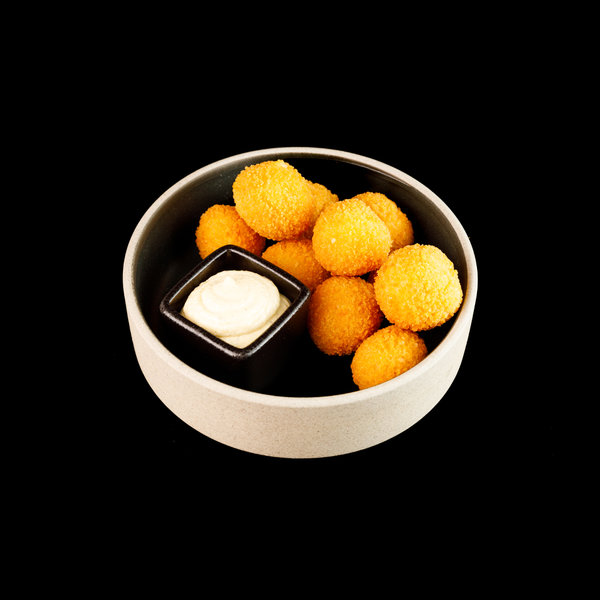 Siera bumbiņas kraukšķīgā rīvmaizē ar ķiploku mērci